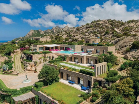 Tenuta d’Arte a Porto Cervo: 14 Suite, Eliporto e Vista Mozzafiato