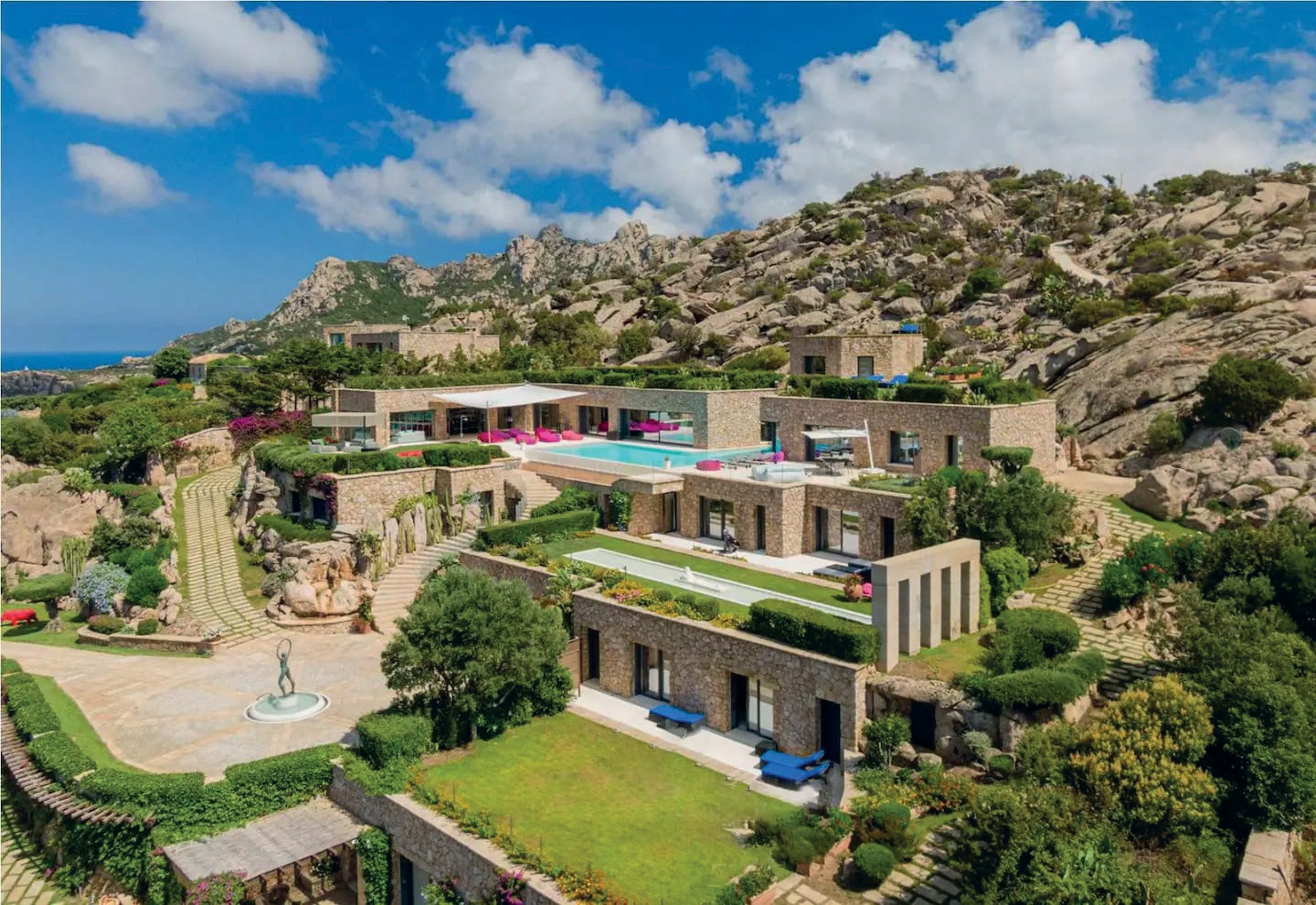Tenuta d’Arte a Porto Cervo: 14 Suite, Eliporto e Vista Mozzafiato