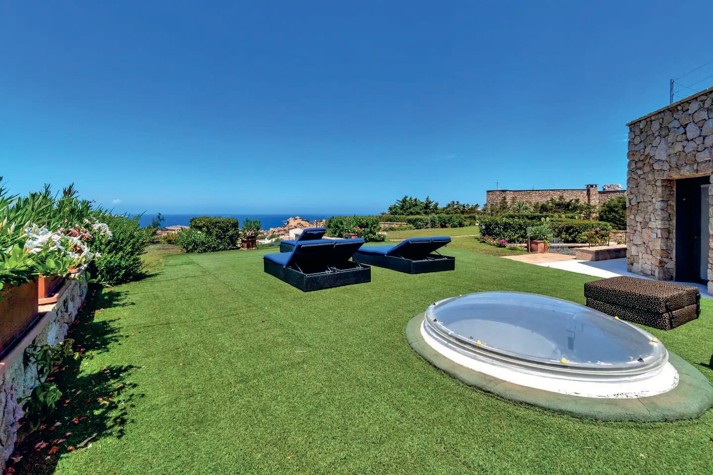 Tenuta d’Arte a Porto Cervo: 14 Suite, Eliporto e Vista Mozzafiato