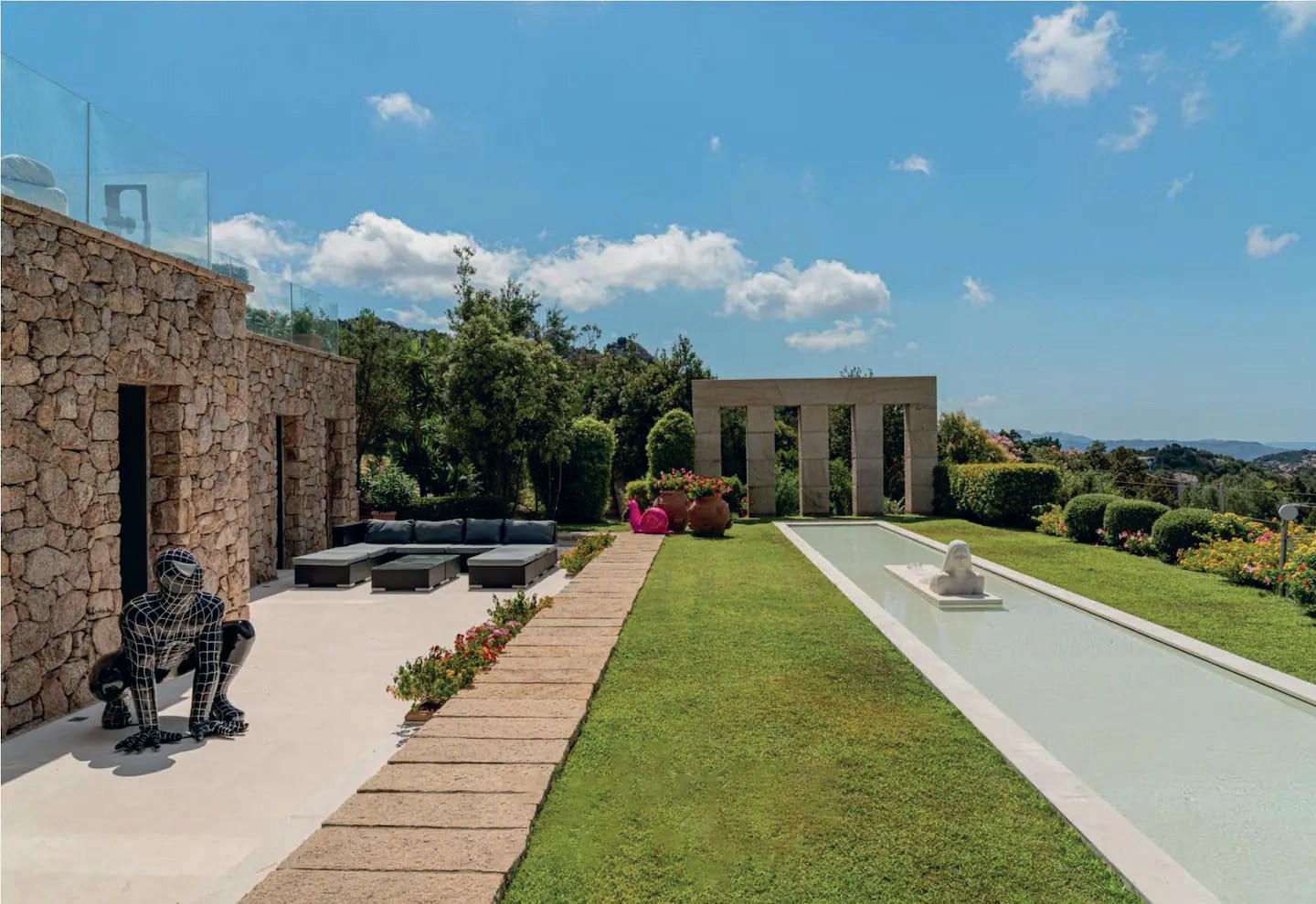 Tenuta d’Arte a Porto Cervo: 14 Suite, Eliporto e Vista Mozzafiato