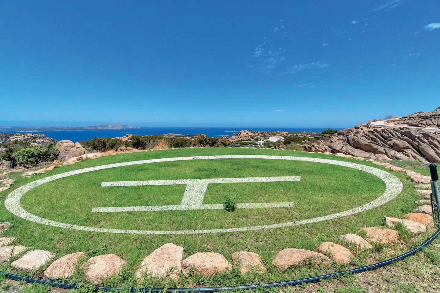 Tenuta d’Arte a Porto Cervo: 14 Suite, Eliporto e Vista Mozzafiato