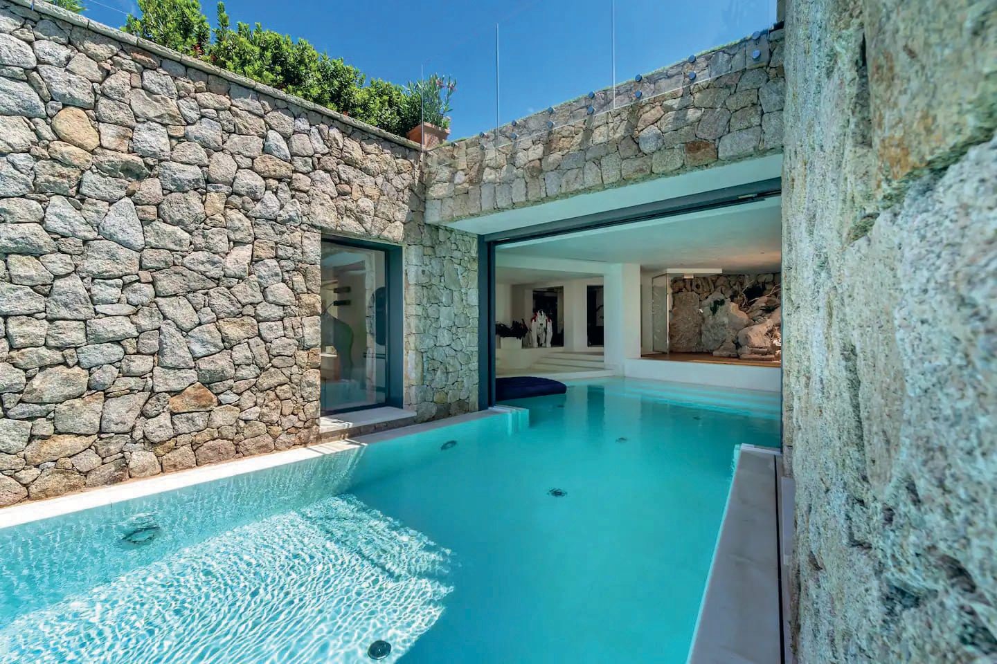 Tenuta d’Arte a Porto Cervo: 14 Suite, Eliporto e Vista Mozzafiato