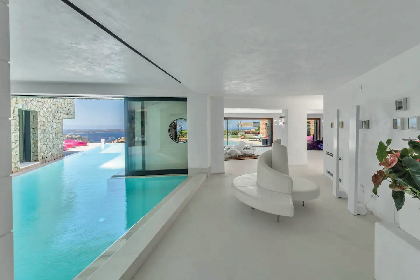 Tenuta d’Arte a Porto Cervo: 14 Suite, Eliporto e Vista Mozzafiato