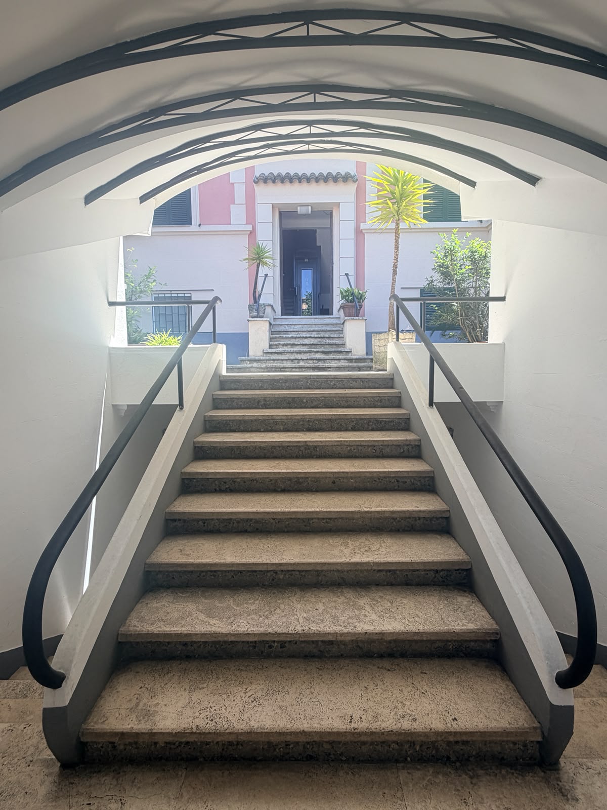Elegante Appartamento con Terrazzo nel Cuore dell’Aventino