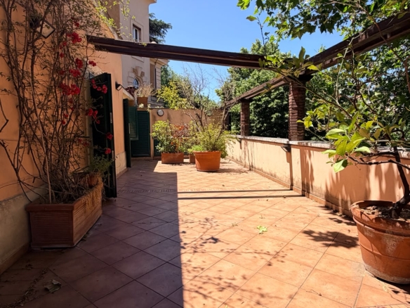 Elegante Appartamento con Terrazzo nel Cuore dell’Aventino