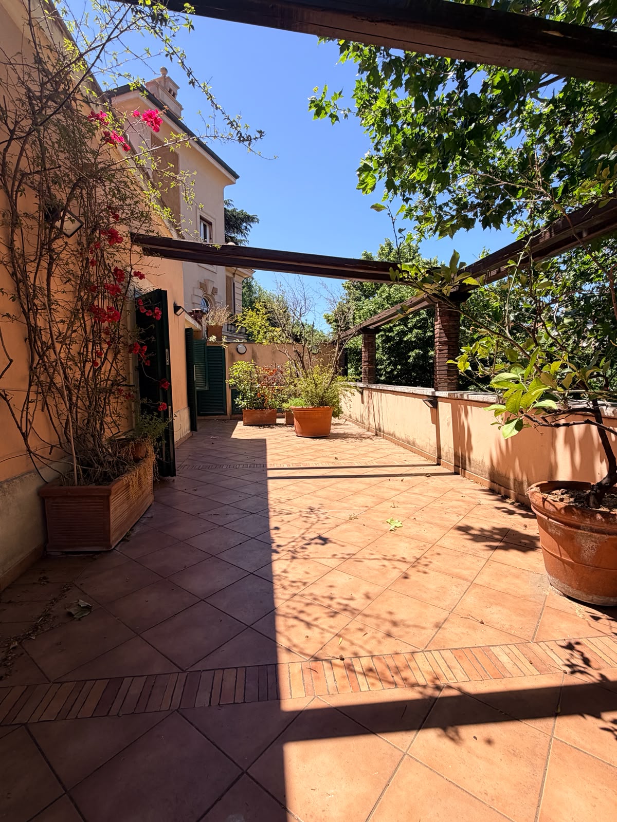 Elegante Appartamento con Terrazzo nel Cuore dell’Aventino