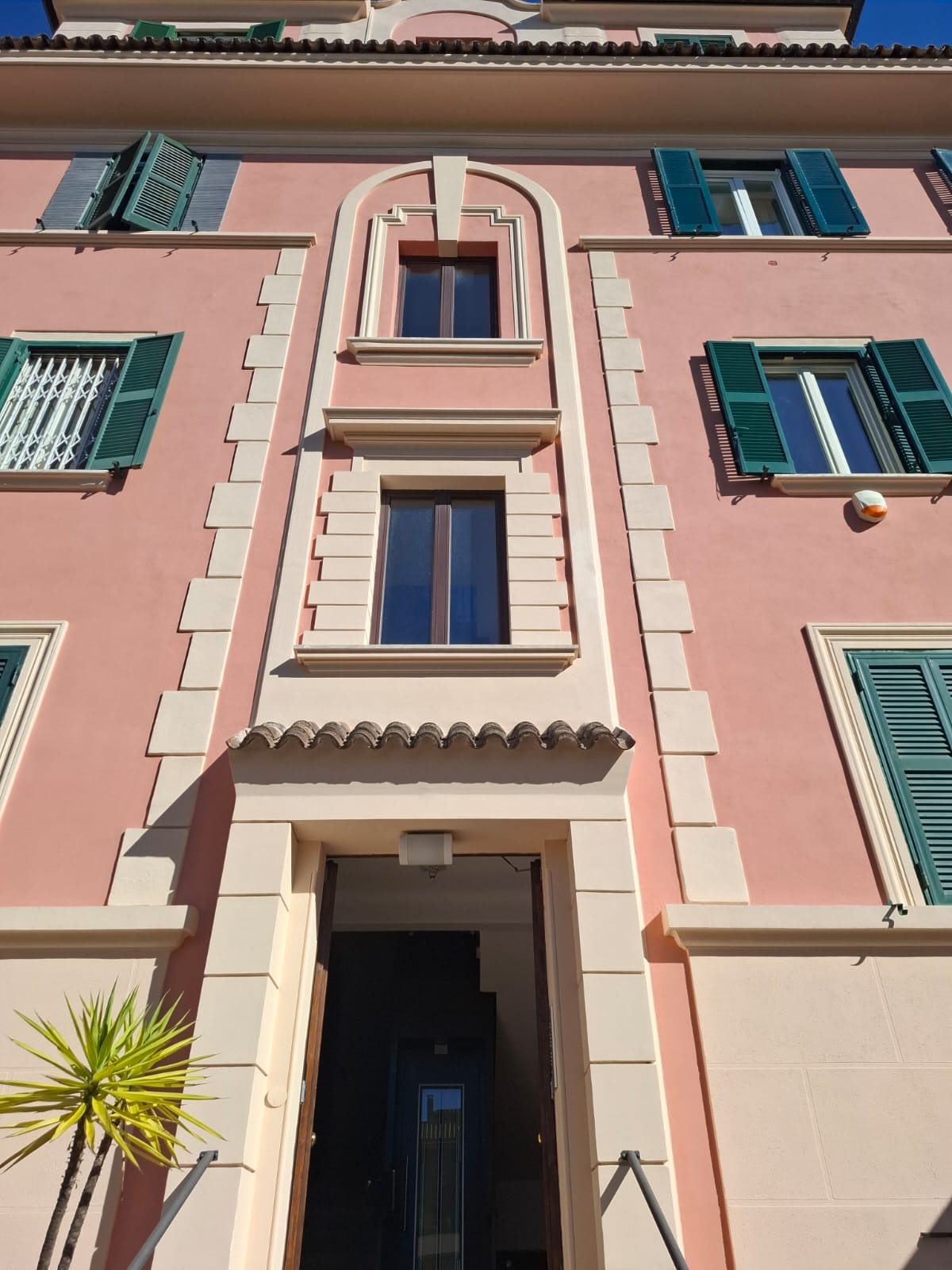 Elegante Appartamento con Terrazzo nel Cuore dell’Aventino