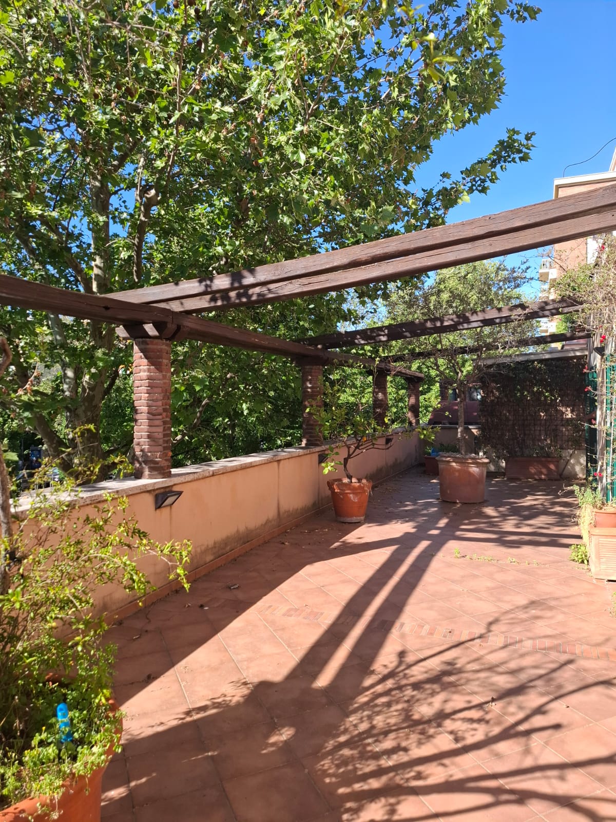 Elegante Appartamento con Terrazzo nel Cuore dell’Aventino