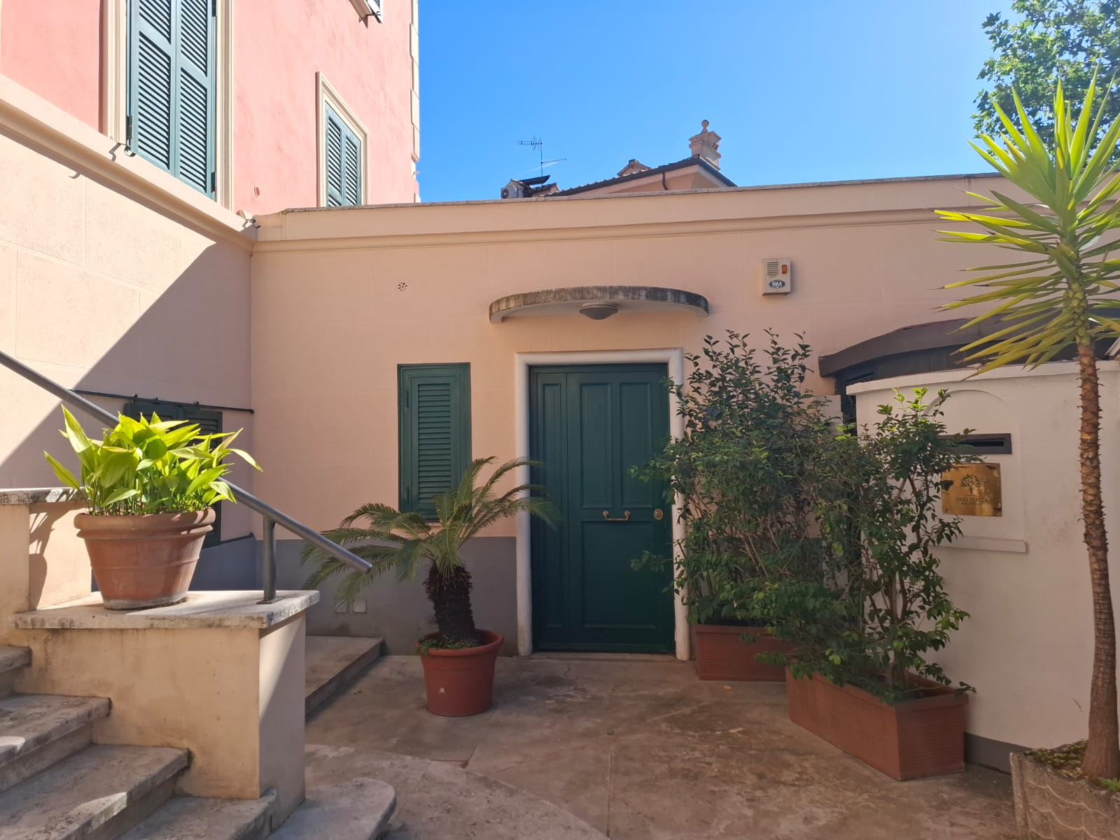 Elegante Appartamento con Terrazzo nel Cuore dell’Aventino