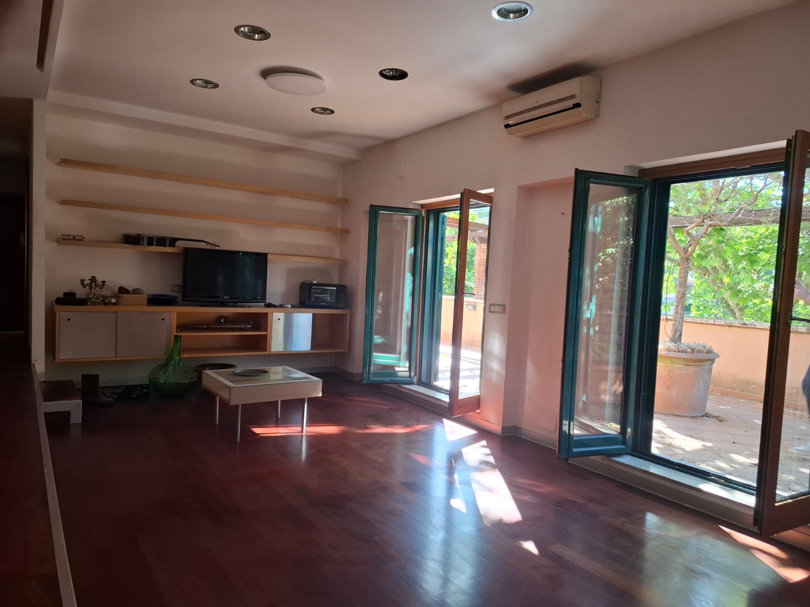 Elegante Appartamento con Terrazzo nel Cuore dell’Aventino