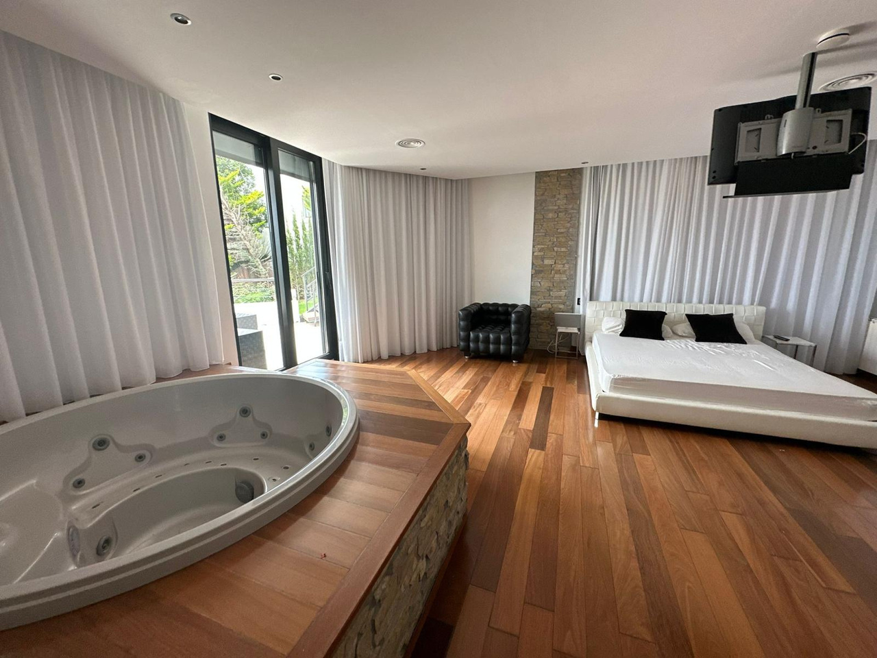Villa Can Furnet: lusso contemporaneo e vista mare a Ibiza.