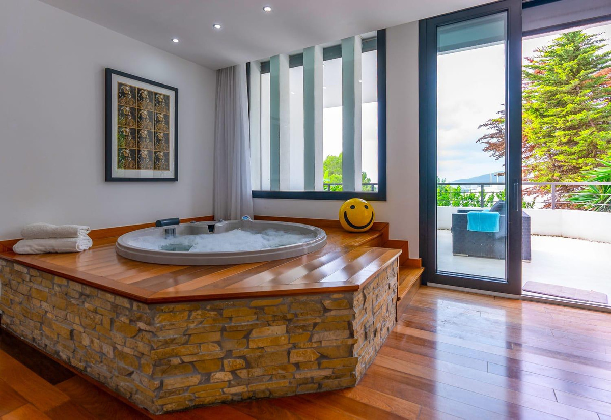 Villa Can Furnet: lusso contemporaneo e vista mare a Ibiza.