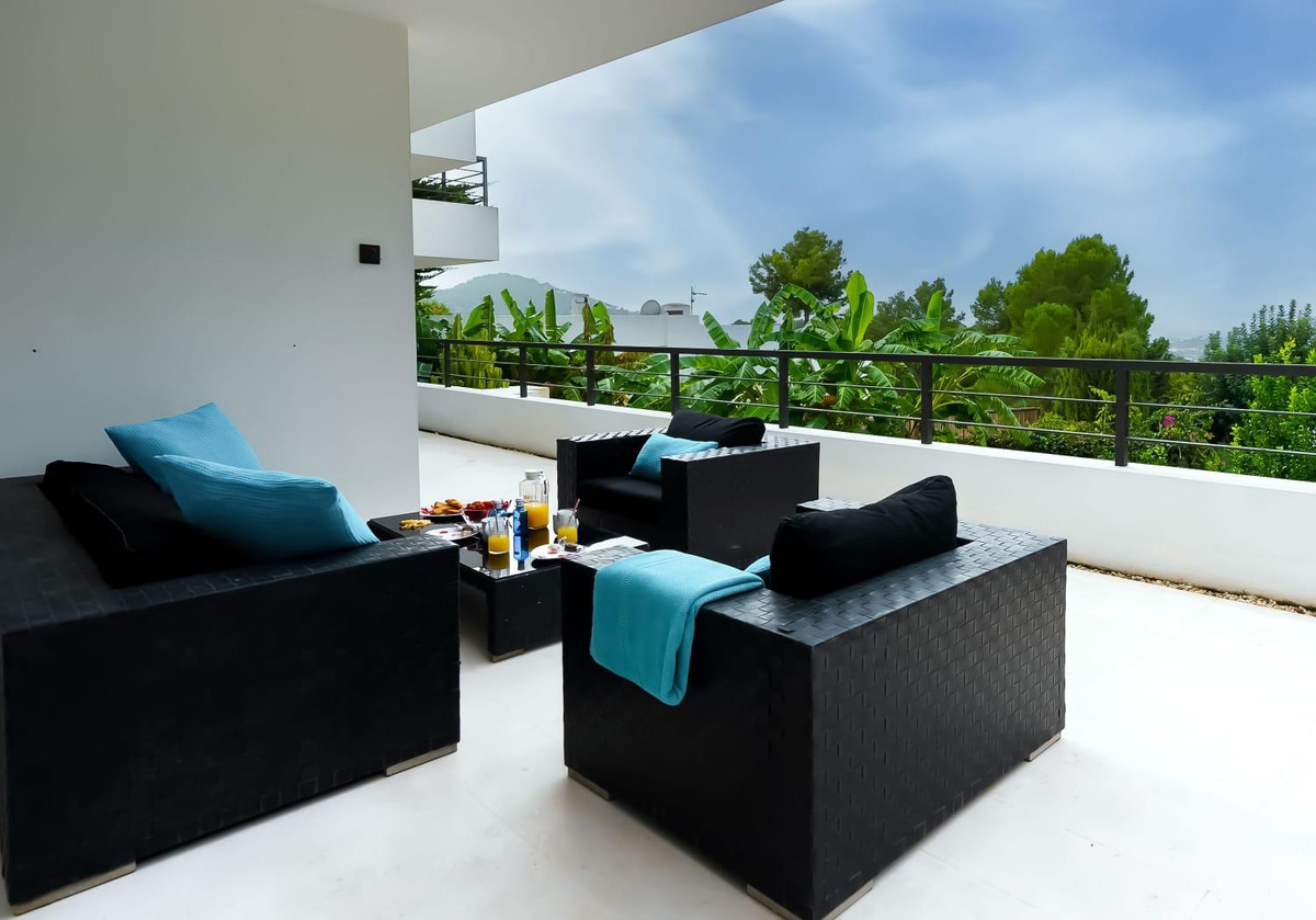 Villa Can Furnet: lusso contemporaneo e vista mare a Ibiza.