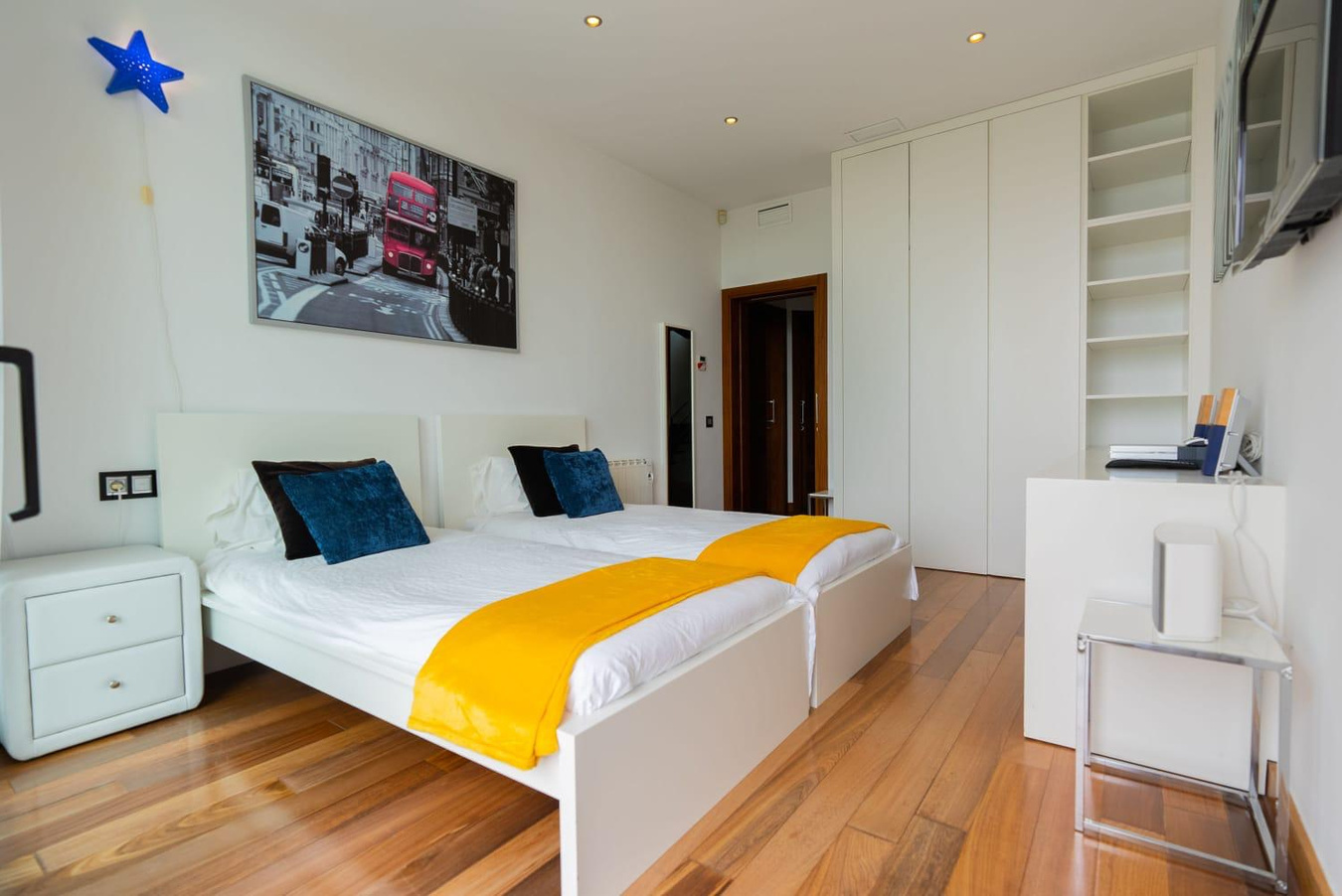 Villa Can Furnet: lusso contemporaneo e vista mare a Ibiza.
