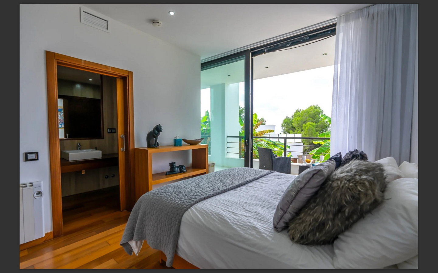 Villa Can Furnet: lusso contemporaneo e vista mare a Ibiza.