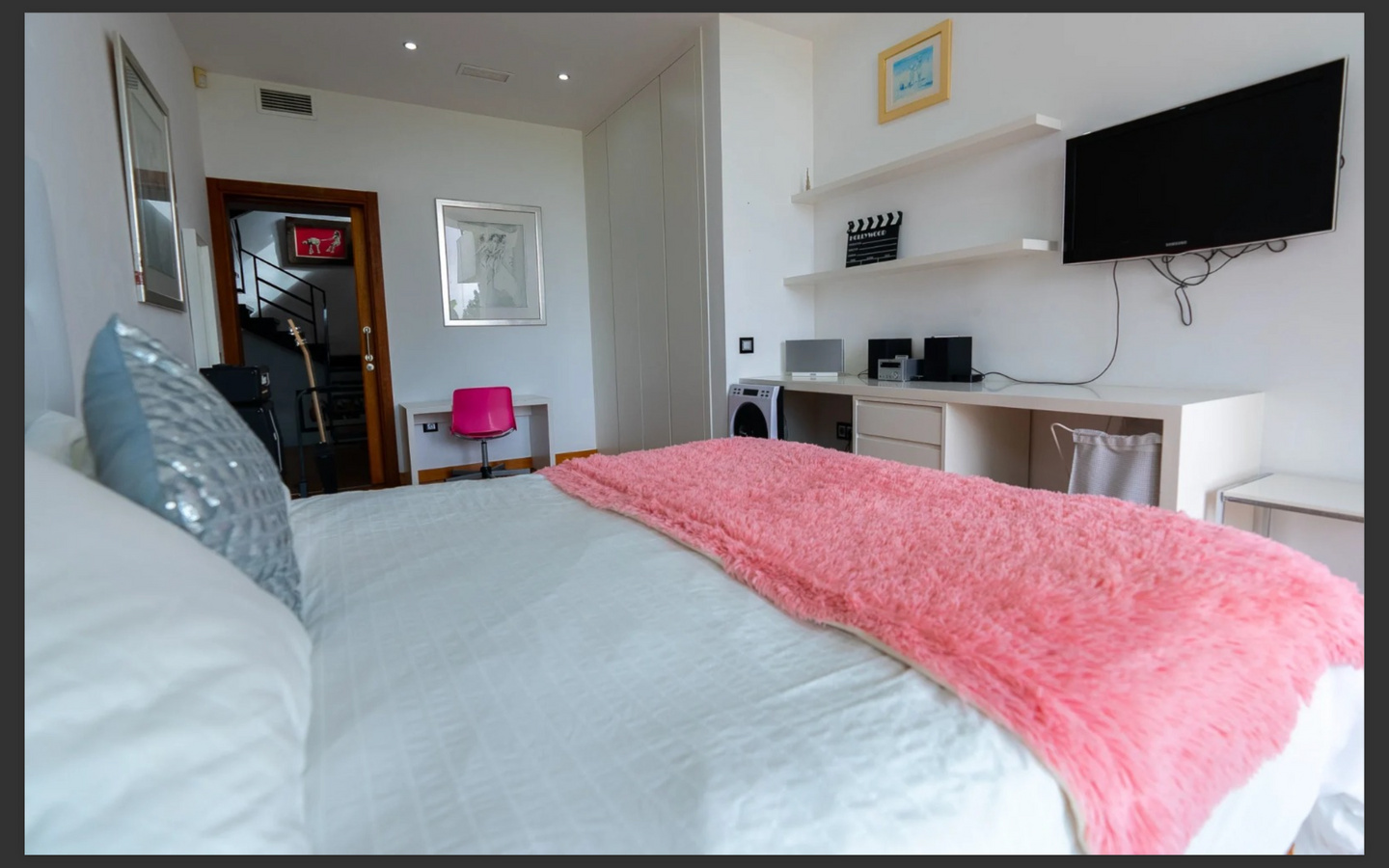 Villa Can Furnet: lusso contemporaneo e vista mare a Ibiza.