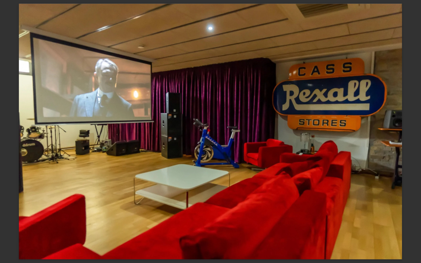 Villa Can Furnet: lusso contemporaneo e vista mare a Ibiza.