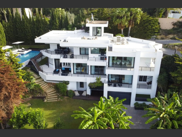 Villa Can Furnet: lusso contemporaneo e vista mare a Ibiza.