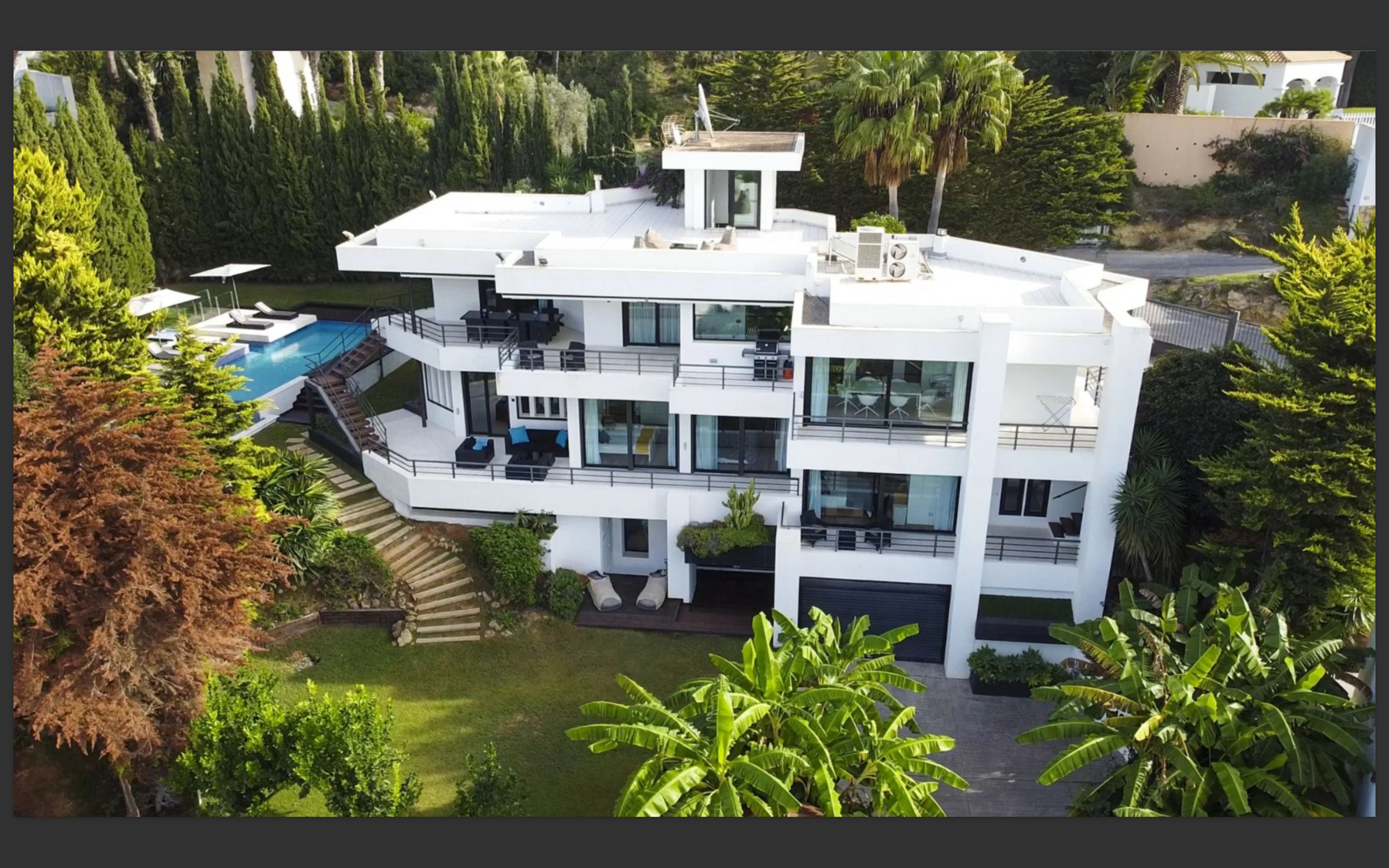 Villa Can Furnet: lusso contemporaneo e vista mare a Ibiza.