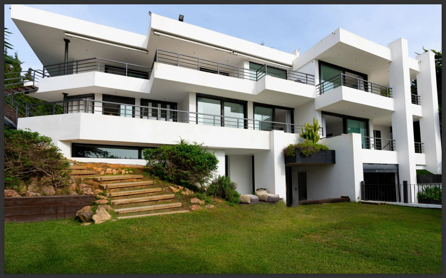 Villa Can Furnet: lusso contemporaneo e vista mare a Ibiza.