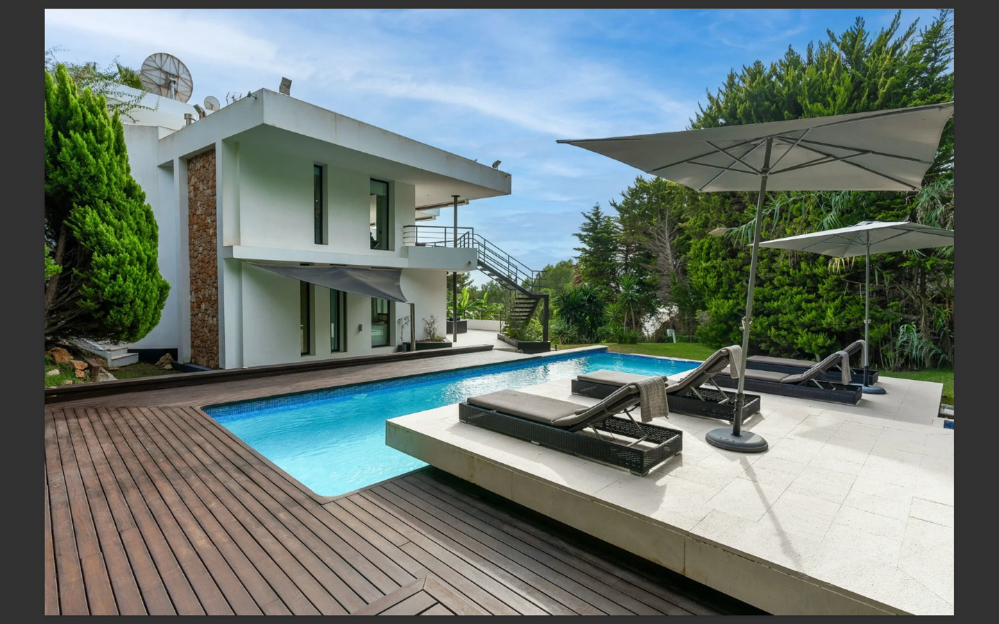 Villa Can Furnet: lusso contemporaneo e vista mare a Ibiza.