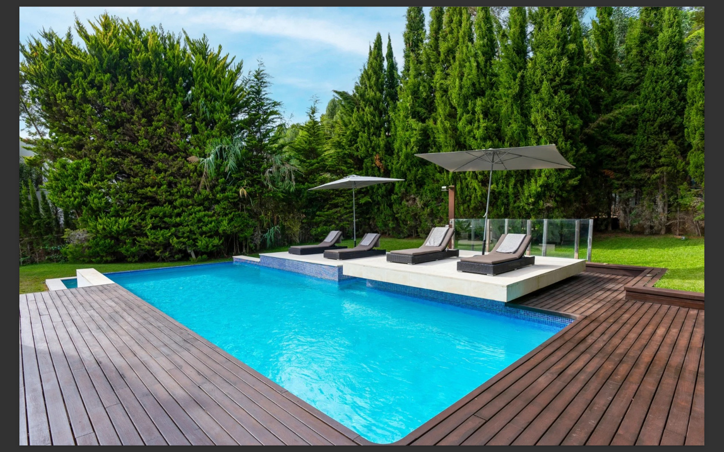 Villa Can Furnet: lusso contemporaneo e vista mare a Ibiza.