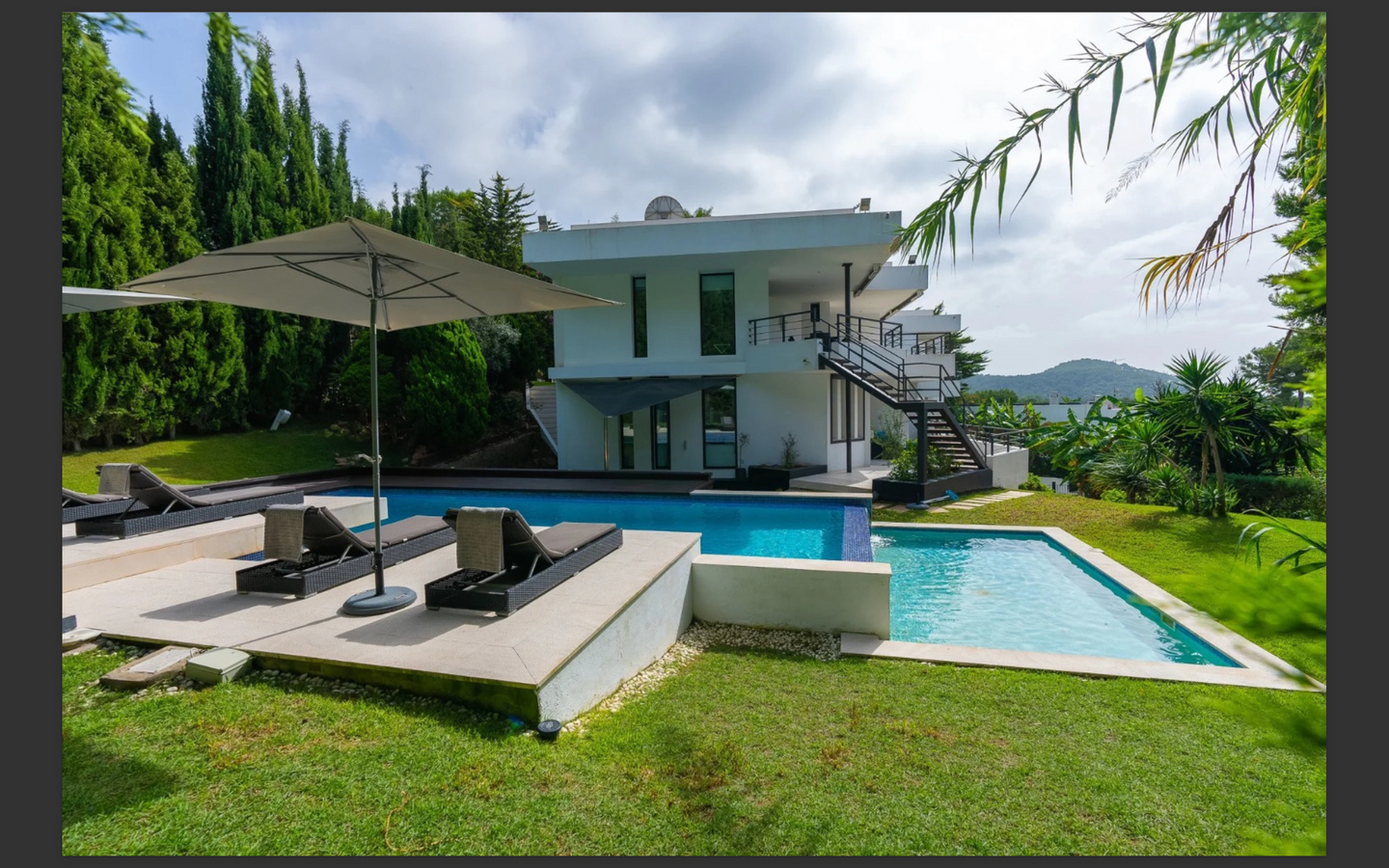 Villa Can Furnet: lusso contemporaneo e vista mare a Ibiza.