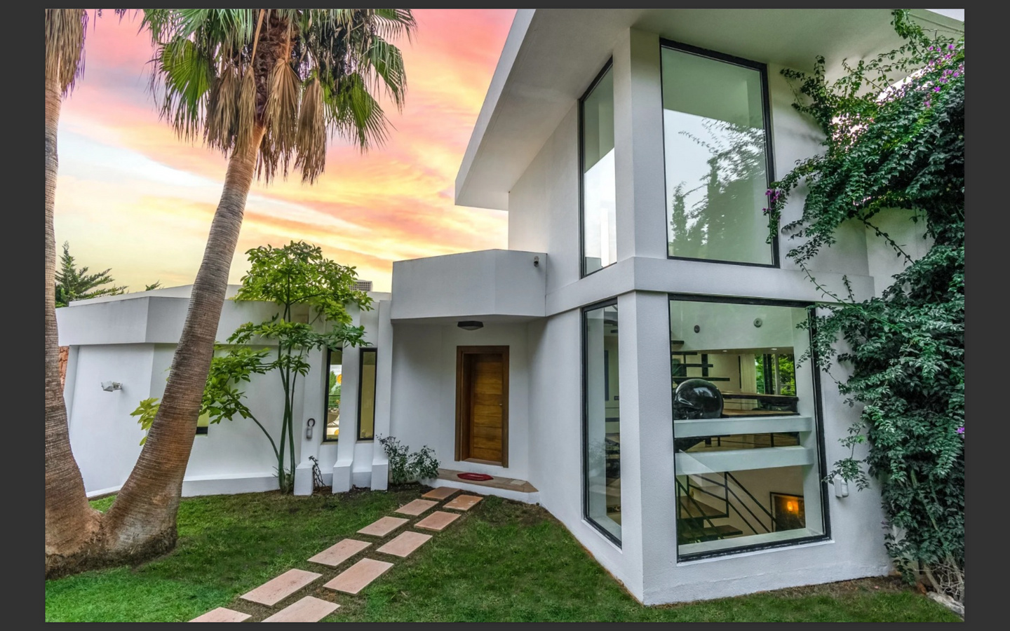 Villa Can Furnet: lusso contemporaneo e vista mare a Ibiza.