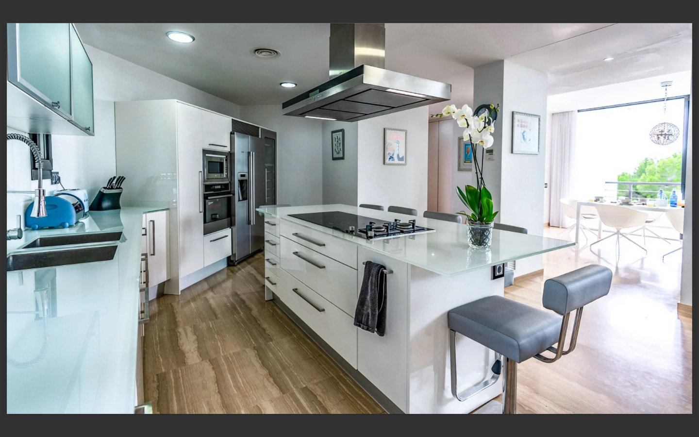 Villa Can Furnet: lusso contemporaneo e vista mare a Ibiza.