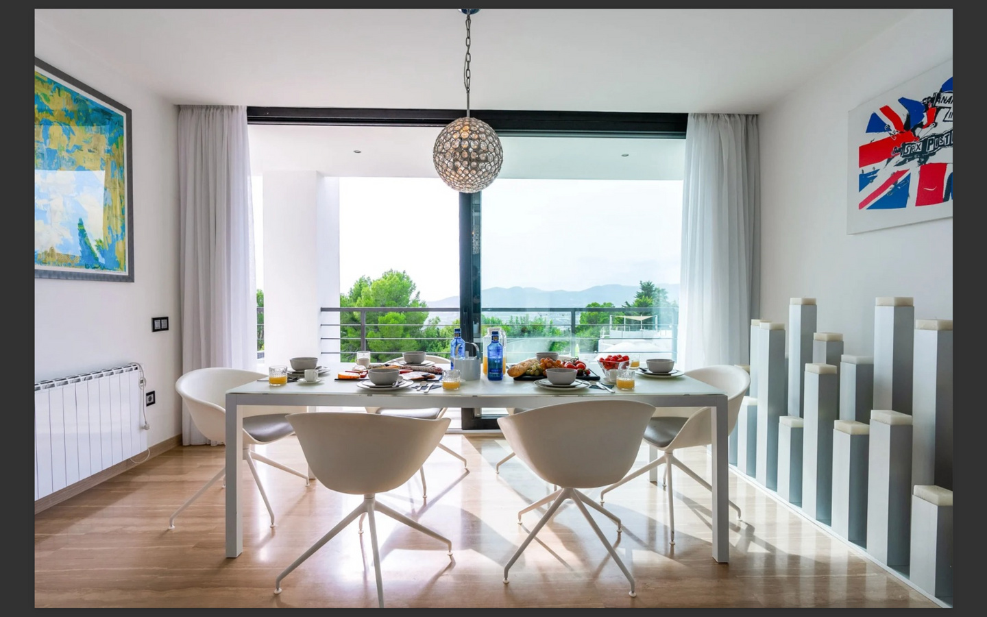 Villa Can Furnet: lusso contemporaneo e vista mare a Ibiza.