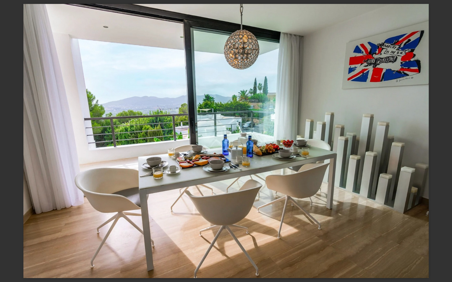 Villa Can Furnet: lusso contemporaneo e vista mare a Ibiza.