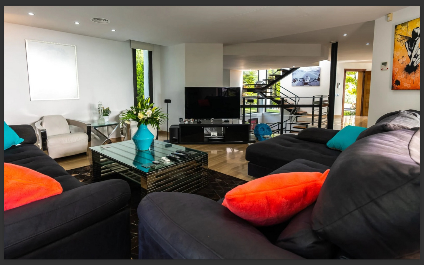 Villa Can Furnet: lusso contemporaneo e vista mare a Ibiza.