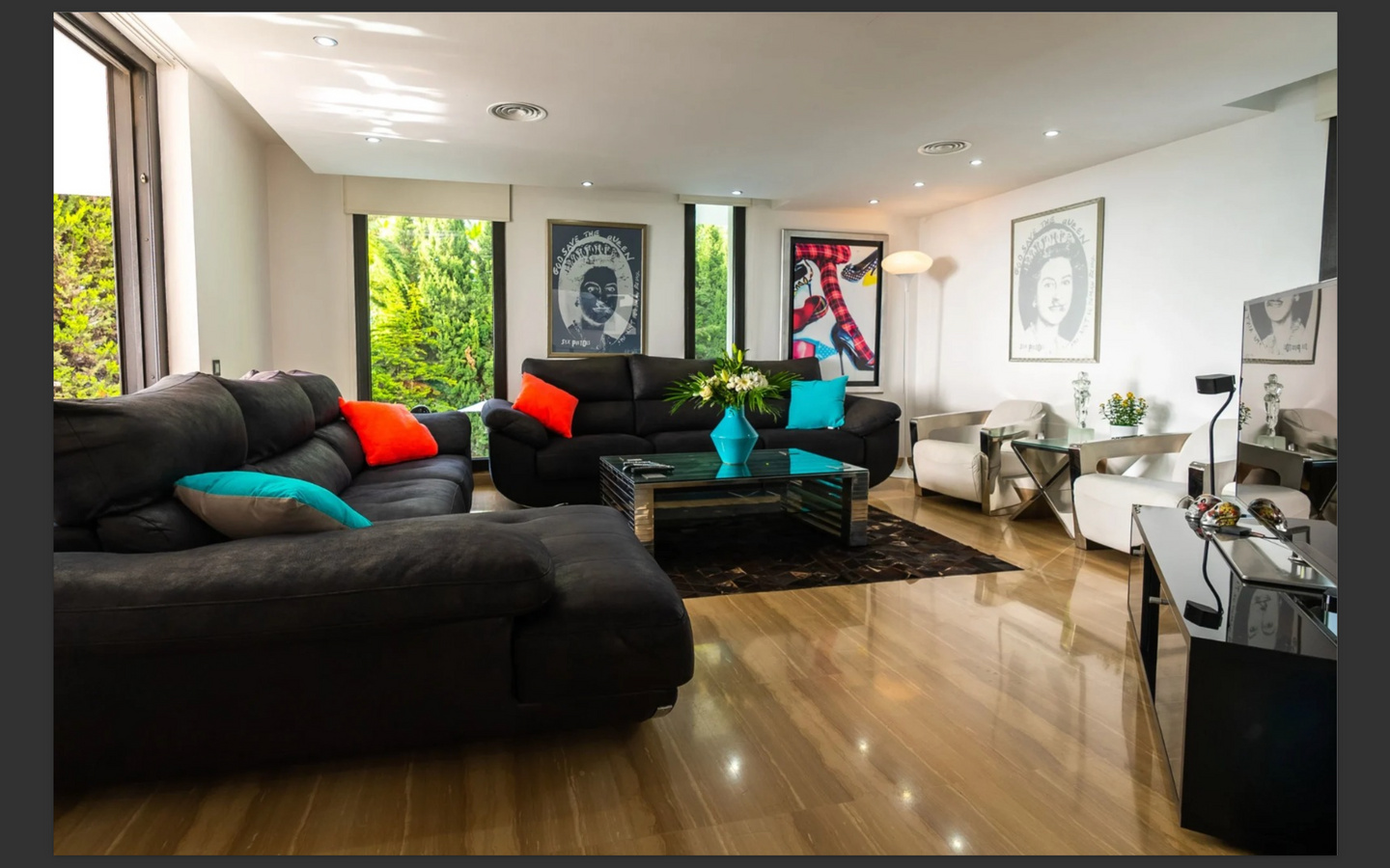 Villa Can Furnet: lusso contemporaneo e vista mare a Ibiza.