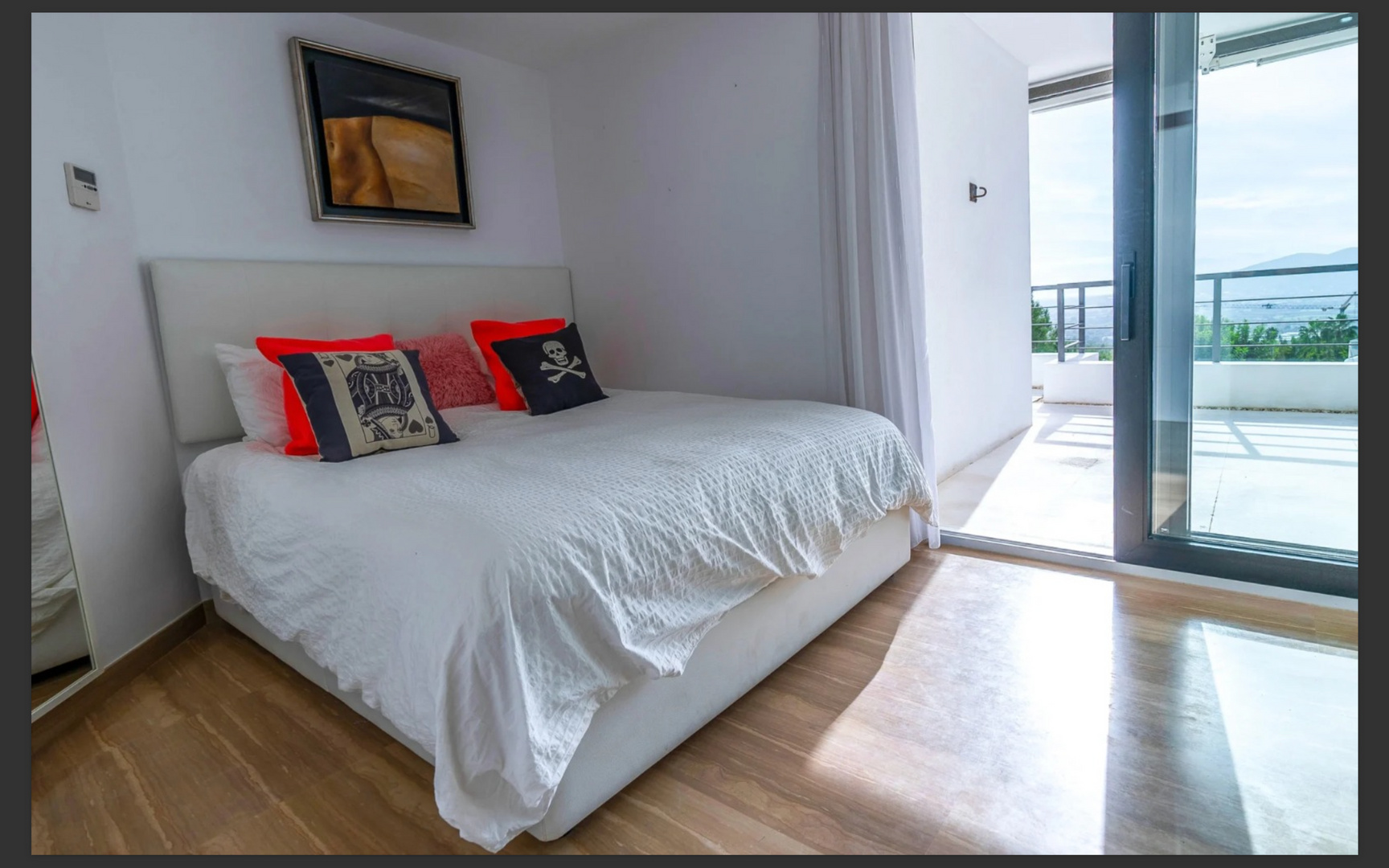 Villa Can Furnet: lusso contemporaneo e vista mare a Ibiza.