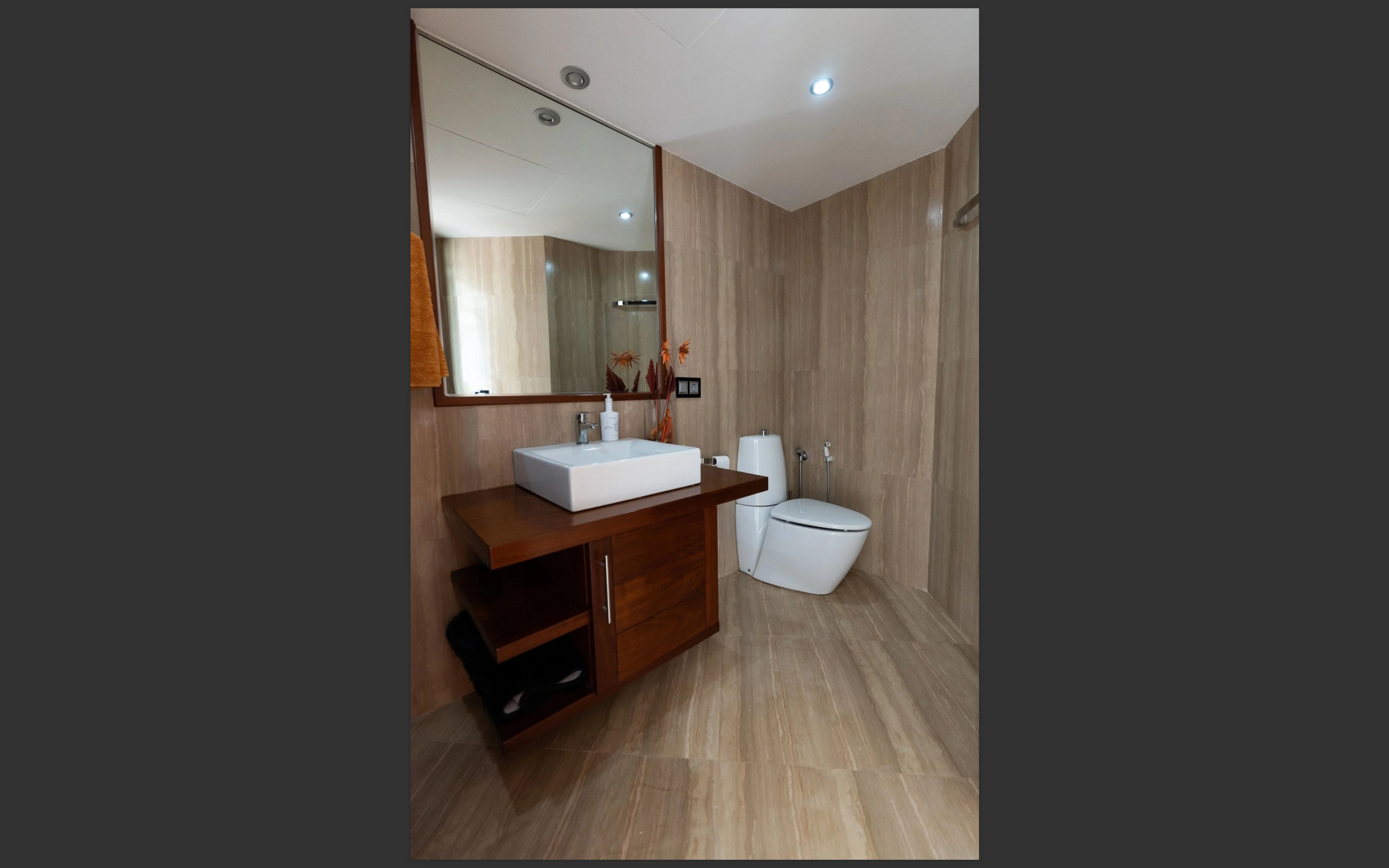 Villa Can Furnet: lusso contemporaneo e vista mare a Ibiza.