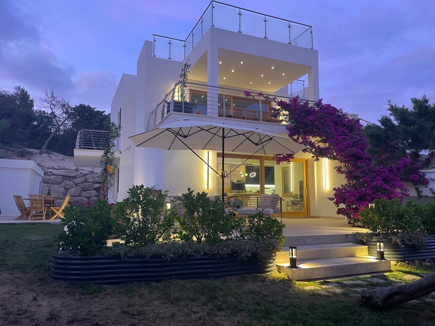 Villa di Lusso a Santa Teresa di Gallura: Design Unico a 200 metri dal Mare