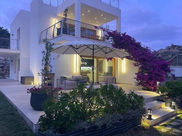 Villa di Lusso a Santa Teresa di Gallura: Design Unico a 200 metri dal Mare