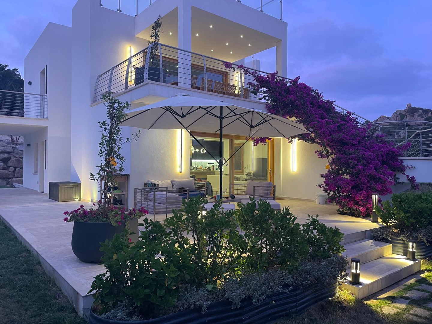 Villa di Lusso a Santa Teresa di Gallura: Design Unico a 200 metri dal Mare