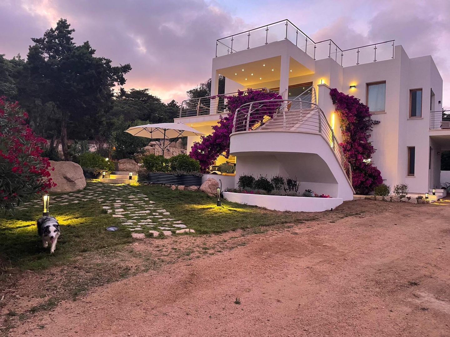 Villa di Lusso a Santa Teresa di Gallura: Design Unico a 200 metri dal Mare