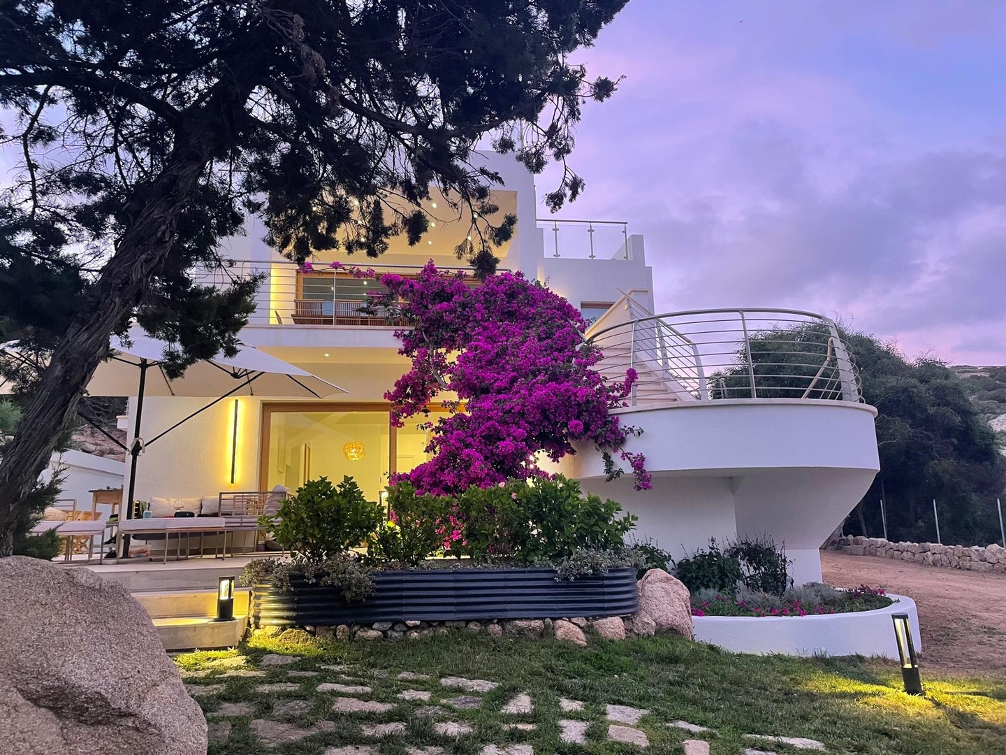 Villa di Lusso a Santa Teresa di Gallura: Design Unico a 200 metri dal Mare