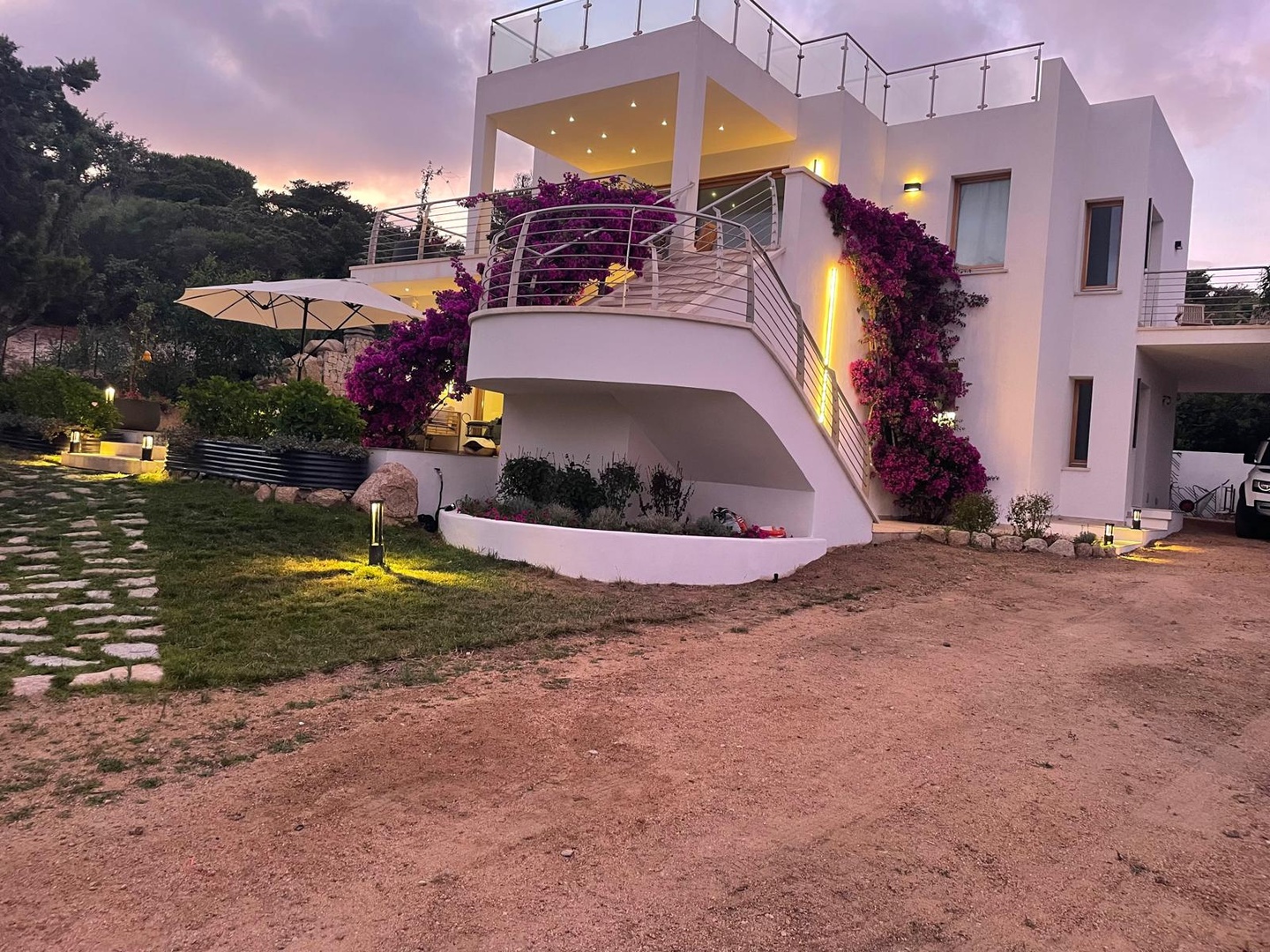 Villa di Lusso a Santa Teresa di Gallura: Design Unico a 200 metri dal Mare